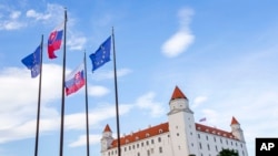 Hình minh họa - Cờ Slovakia và EU gần lâu đài Bratislava, Slovakia. Quốc gia từng là cộng sản này đã cực lực phản kháng những nỗ lực của EU trong việc giải quyết làn sóng tị nạn khổng lồ đa phần là người Hồi giáo tràn vào châu Âu.