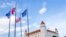 Hình minh họa - Cờ Slovakia và EU gần lâu đài Bratislava, Slovakia. Quốc gia từng là cộng sản này đã cực lực phản kháng những nỗ lực của EU trong việc giải quyết làn sóng tị nạn khổng lồ đa phần là người Hồi giáo tràn vào châu Âu.