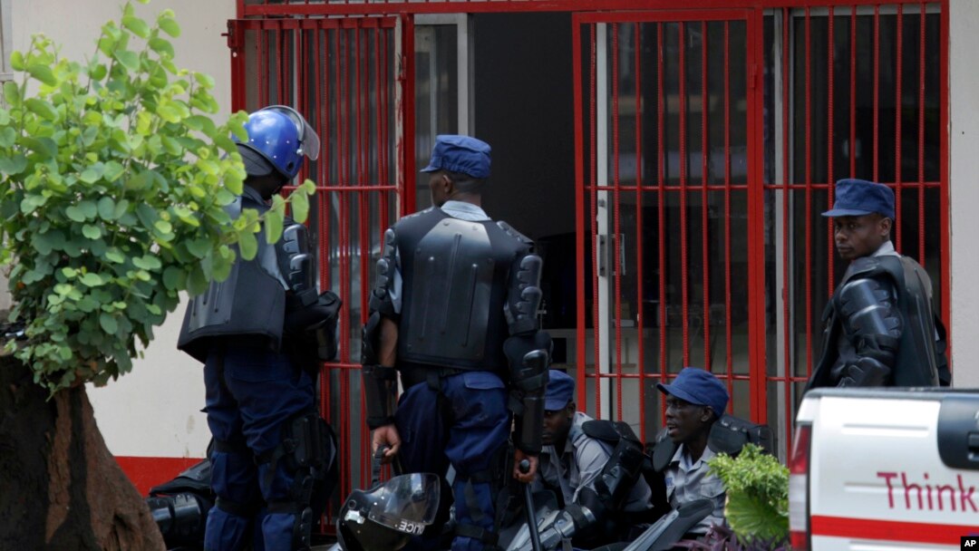 Zimbabwean riot police are seen outside the offices of the Trade Union in Harare, Oct, 11, 2018. 