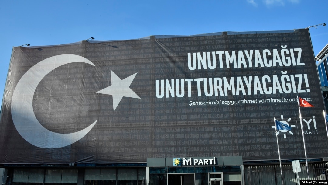 İYİ Parti Genel Merkezi’nin dış cephesine Türk Bayrağı’na gönderme amaçlı ancak siyah-beyaz renkli ay-yıldız ile “Unutmayacağız, unutturmayacağız! Şehitlerimizi saygı, rahmet ve minnetle anıyoruz” yazılı afiş asıldı.