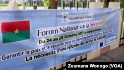 Une banderole d’annonce du forum national sur la Sécurité, à Ouagadougou, Burkina Faso, 25 octobre 2017. (VOA/Zoumana Wonogo)