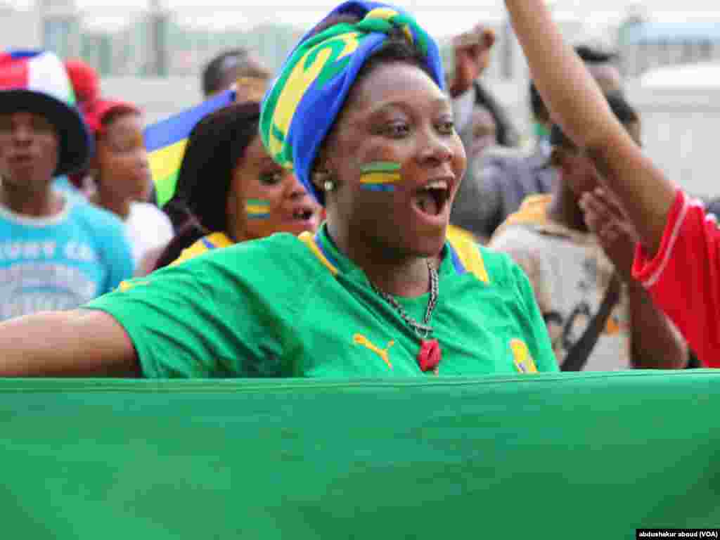 Un supporter du Gabon sur les gradins du stade Bata.