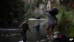 La crisis en todos los órdenes que padece Venezuela ha hecho que los venezolanos busquen escapar del país. Para ello se arriesgan por pasos irregulares, en la medida en que países como Ecuador buscan regular la entrada.