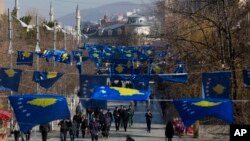 Ulice okićene zastavama povodom obeležavanja 12 godina od proglašenja nezavisnosti Kosova ( Foto: AP /Visar Kryeziu)