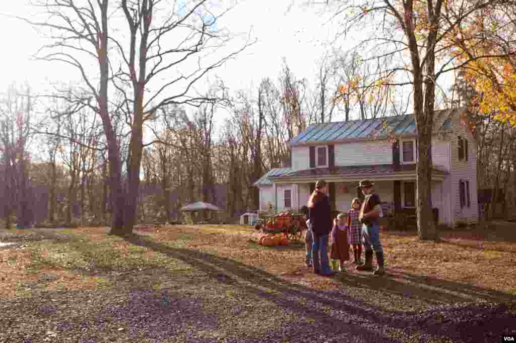 The Summers family, owners of Crowfoot farm in Amissville, Virginia. (Alison Klein/VOA)