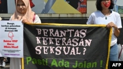 Para aktivis gerakan anti-kekerasan terhadap perempuan memprotes kekerasan dan pelecehan seksual terhadap perempuan di kampus, di luar Kementerian Pendidikan dan Kebudayaan, di Jakarta, 10 Februari 2020. (Foto: AFP)