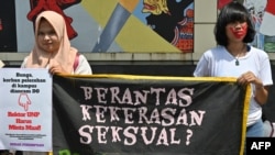 Para aktivis gerakan anti-kekerasan terhadap perempuan menunjukkan spanduk dalam unjuk rasa memprotes kekerasan dan pelecehan seksual terhadap perempuan di kampus, di luar Kementerian Pendidikan dan Kebudayaan, di Jakarta, 10 Februari 2020. (Foto: AFP)