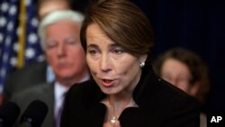 Jaksa negara bagian Massachusetts Maura Healey mengumumkan gugatan hukum terhadap Presiden Donald Trump di Boston, hari Selasa (31/1). 