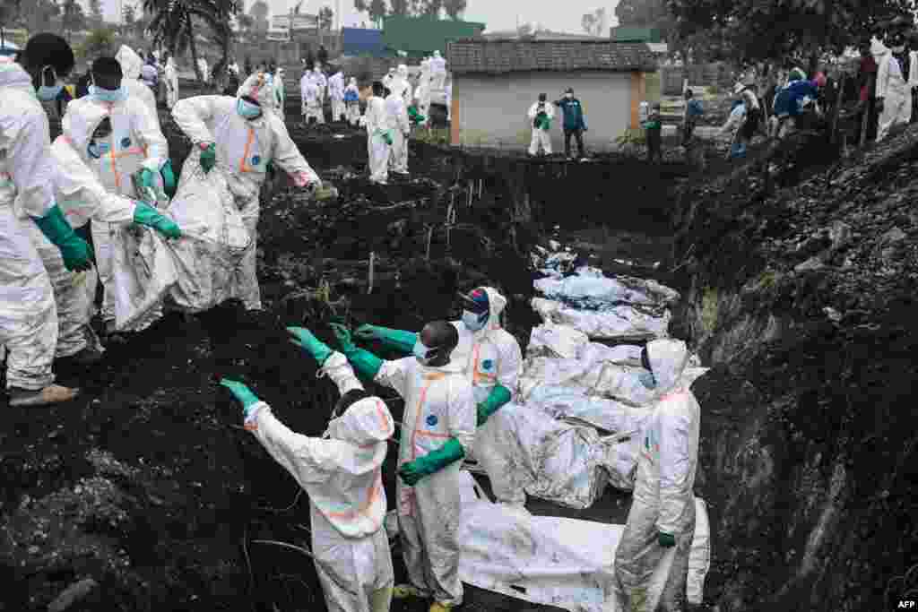 Members of the Congolese Red Cross and Civil Protection bury dozens of victims of the recent clashes in a cemetery in Goma, Democratic Republic of Congo.&nbsp;At least 900 people have been killed and more than 2,800 people injured in the recent fighting in Goma, the capital of North Kivu province, the U.N. said.&nbsp;