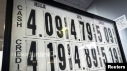 美国纽约州纳纽埃特镇的一家加油站显示当天的汽油价格。（2026年4月2日）