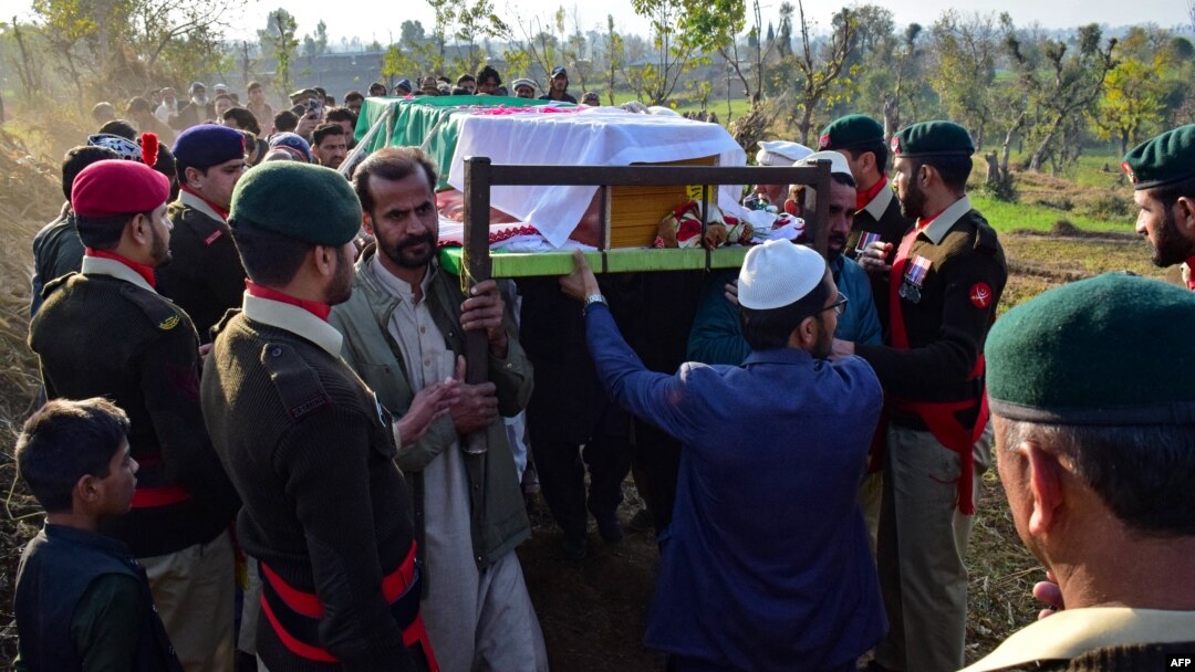 په مانسهره کې خپلوانو او پوځیانو د درابڼ په پېښه کې د یوه وژل شوي پوځي تابوت اخیستی دی.