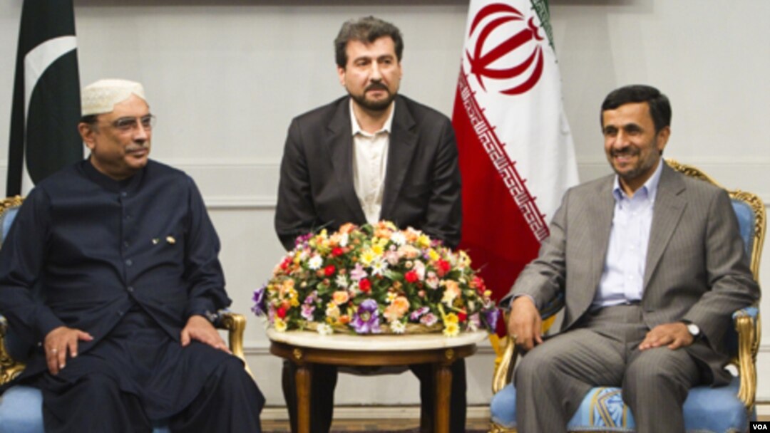 Presiden Pakistan Asif Ali Zardari bertemu Presiden Iran Mahmoud Ahmedinejad di Teheran (24/6).
