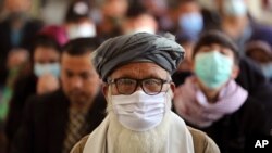 11일 아프가니스탄 카불에서 신종 코로나바이러스 백신 접종을 위해 기다리는 주민들.