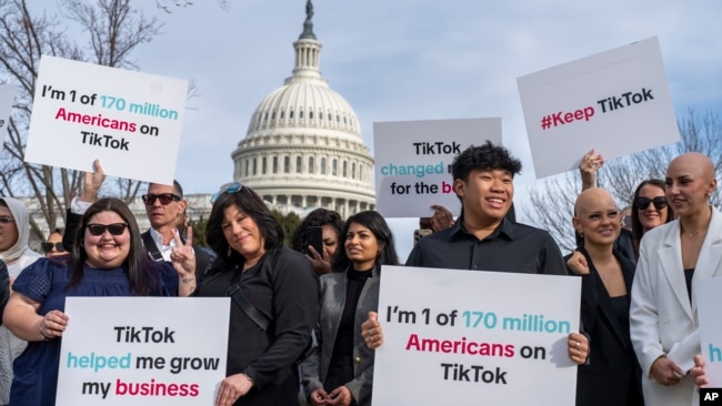 TikTok 的忠实拥护者在华盛顿国会大厦前向路过的驾车者打气，此前众议院通过了一项法案，如果TikTok在中国的所有者不出售该应用程序，将在全美范围内禁用该流行视频应用。（2024 年 3 月 13 日）