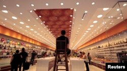 El aumento se atribuye al optimismo del consumidor sobre el mercado laboral.