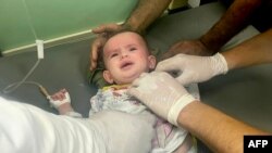 Hirurzi traumatologije zbrinjavaju novorođenče povrijeđeno u izraelskom bombardiranju, u kuvajtskoj bolnici u Rafahu u južnom pojasu Gaze 21. oktobra 2023. 