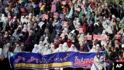 Aksi unjuk rasa massa pendukung kelompok agama Pakistan Jamaat-e-Islami (JI), memperingati Hari Solidaritas Kashmir di Lahore, Pakistan, Jumat, 5 Februari 2021.(AP Photo/K.M. Chaudary)