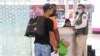 Migrantes venezolanos que quieren regresar a casa en un vuelo humanitario pasan por filtros de seguridad en la zona de embarque del Aeropuerto Internacional Felipe Ángeles, en Zumpango, México, el 26 de octubre de 2022, REUTERS/Luis Cortés