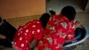 Fifi (11 tahun) yang terinfeksi AIDS dari ibunya berbincang dengan Miguel (10 tahun) yang ibunya seorang ODHA di Rumah Surya Kasih, Desa Waena, Papua, 10 Mei 2015. (Foto: AFP)