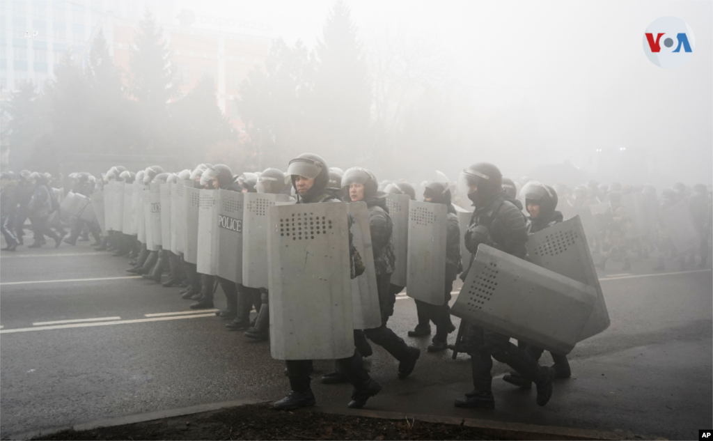 Policías antidisturbios bloquean a manifestantes durante una protesta en Almaty. Según las autoridades, en los últimos días más de dos mil personas han sido detenidas.