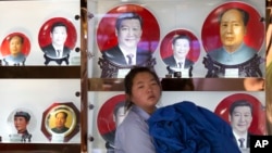 北京一个礼品摊上，习近平和毛泽东的纪念盘并列（2014年6月4日）