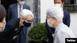 지난해 7월 일본을 방문한 웬디 셔먼 미국 국무부 부장관이 일본인 납북 피해자 요코다 메구미의 모친 요코다 사키에와 씨를 만다. 출처=국무부 부장관 트위터