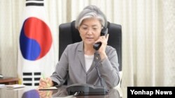 강경화 한국 외교부 장관이 21일 서울 외교부 청사에서 기시다 후미오 일본 외무상과 통화하고 있다. 