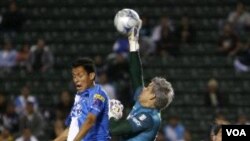 Kiper Monterrey Omar Ortiz (tengah) mengalihkan bola menjauh dari gawang menghindari upaya Puebla's Roberto Carlos Juarez (kiri) dalam pertandingan InterLiga di Carson, California Januari tahun lalu. (Foto: dok). Polisi Meksiko menangkap Ortiz karena didu