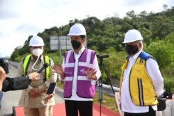 Presiden Jokowi meninjau akses sodetan jalan menuju ibu kota negara baru di jalan Balikpapan-Samarinda km 14, Selasa (24/8) (Biro Setpres)