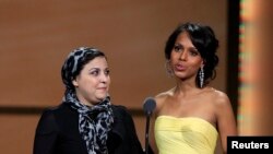 FILE - Actress Kerry Washington presents Egyptian activist Esraa Abdel Fattah with a Woman of the Year award during the 21st annual Glamour Magazine Women of the Year award ceremony in New York November 7, 2011. 
