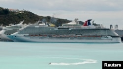 Tàu du lịch Carnival Dream bỏ neo trong cảng ở Sint Maarten, 14/3/13