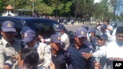 Some 300 protesters locked arms and blocked the thoroughfare, demonstrating against the city’s failure to so far implement a land agreement ordered by Prime Minister Hun Sen earlier this year.