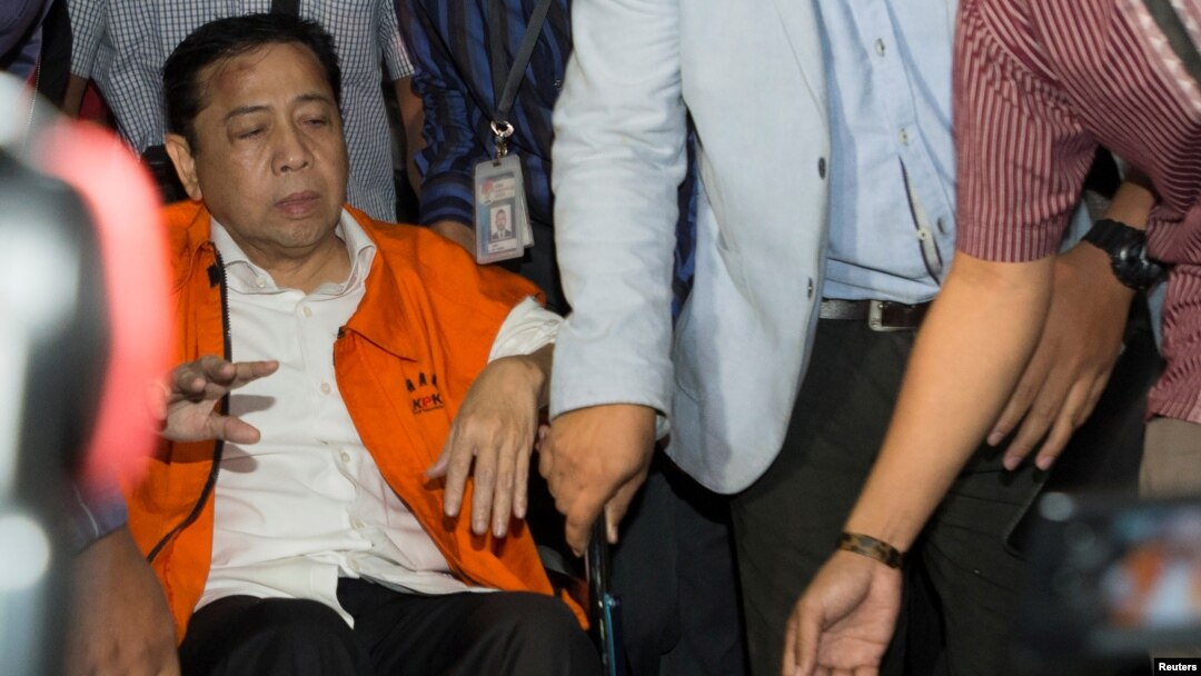 Chủ tịch Quốc hội Indonesia, Setya Novanto, được đưa từ bệnh viên đến trại giam trong chiếc áo tù màu cam.