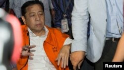 Ketua Dewan Perwakilan Rakyat RI, Setya Novanto saat tiba di Gedung KPK di Jakarta, Minggu 19 November lalu (Foto: Antara/Reuters).