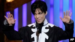 Penyanyi AS, Prince atau Prince Rogers Nelson saat menerima penghargaan NAACP Image Awards, 2 Maret tahun 2007 di Los Angeles (foto: dok).