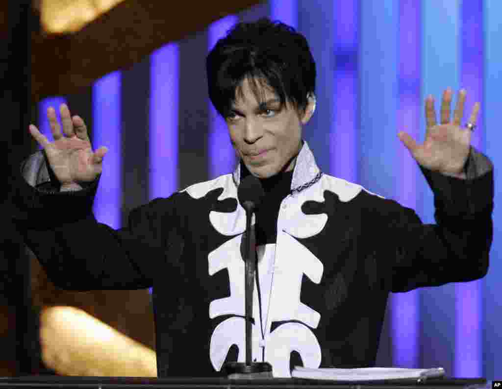 Prince accepts the award for Outstanding Male Artist at the 38th NAACP Image Awards, March 2, 2007, in Los Angeles. 