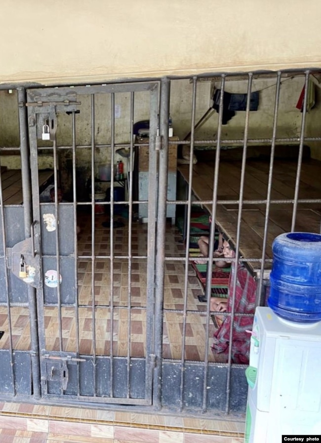 Kondisi puluhan laki-laki yang ditemukan di dalam kerangkeng di belakang rumah Bupati Langkat Terbit Rencana Perangin Angin hari Senin (24/1). Courtesy: Migrant Care