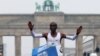 Eliud Kipchoge franchit la ligne d'arrivée au marathon de Berlin, Allemagne, le 24 septembre 2017.