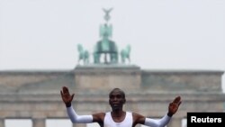 Manariadha wa Kenya Eliud Kipchoge ambaye alishinda mbio za Berlin Marathon, Septemba 24 2017.