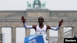 Eliud Kipchoge franchit la ligne d'arrivée au marathon de Berlin, Allemagne, le 24 septembre 2017.