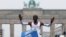 Eliud Kipchoge franchit la ligne d'arrivée au marathon de  Berlin, Allemagne, le 24 septembre 2017.