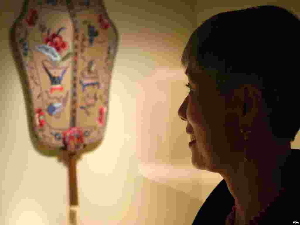 宝尔博物馆董事长施刘秀枝是遴选文物代表之一(美国之音国符拍摄)