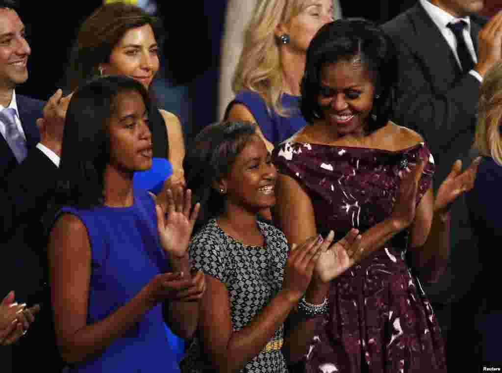 Ibu Negara Michelle Obama beserta putri-putrinya Malia (kiri) dan Sasha saat Presiden AS Barack Obama menyampaikan pidato pada Konvensi Nasional Partai Demokrat (6/9). (Reuters/Chris Keane)