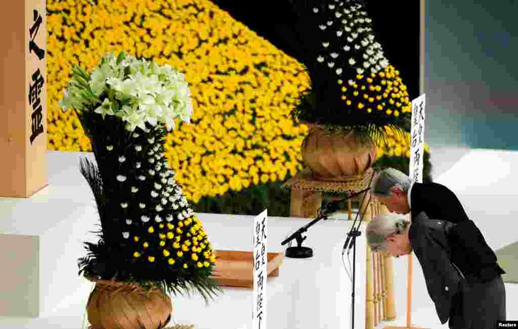 일본의 '종전기념일'인 아키히토 일본 천왕과 미치코 황후가 도쿄 부도칸에서 제73회 전국 전몰자 추도식에서 묵례하고 있다. 아키히토 천황은 이날 “전쟁의 참화가 다시는 반복되지 않기를 간절히 바란다”며“많은 양심의 가책을 느낀다”고 덧붙였다.
