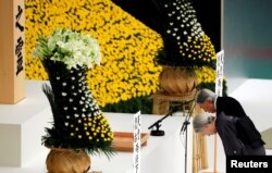 일본의 '종전기념일'인 15일 아키히토 일본 천왕과 미치코 황후가 도쿄 부도칸에서 열린 제73회 전국 전몰자 추도식에서 묵례하고 있다.