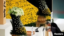 日本天皇明仁和皇后美智子在日本武道馆举行的纪念日本二战投降73周年的仪式上向战争亡灵鞠躬致哀。（2018年8月15日）