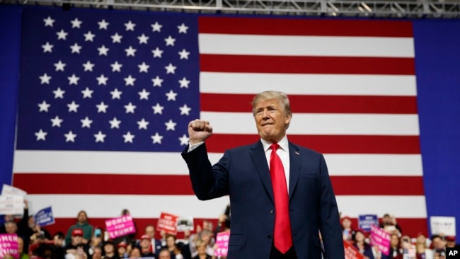 El presidente de EE.UU., Donald Trump, participó en un acto de campaña en en Moon Township, Pennsylvania, el 10 de marzo de 2018. (AP Photo/Carolyn Kaster)