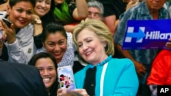 Kandidat Capres AS Hillary Clinton mengambil selfie bersama warga Hispanik di Los Angeles, California (foto: dok). Mayoritas orang Amerika tidak senang dengan pemilihan presiden tahun ini.