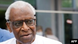 Lamine Diack quitte la cour de justice de Paris, France le 10 juin 2020.