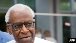 Lamine Diack, ancien président de l'IAAF quitte le Tribunal de Paris, France, le 10 juin 2020. (Photo Thomas SAMSON / AFP)